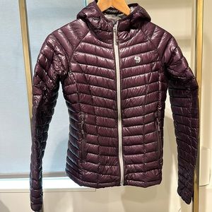 Mountain Hardwear hoodie, zip up, puffy jacket.